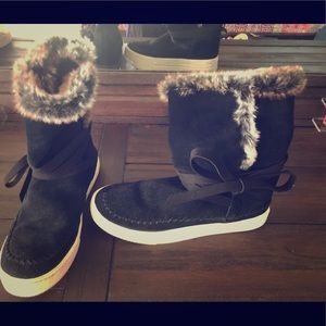 7 1/2 TOMS black boots w/ fur, never used.